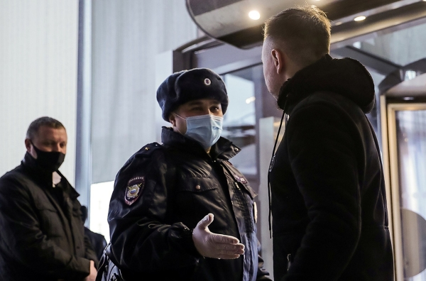 В Екатеринбурге активистов штрафуют за фото без маски, которые полиция выискивает в соцсетях